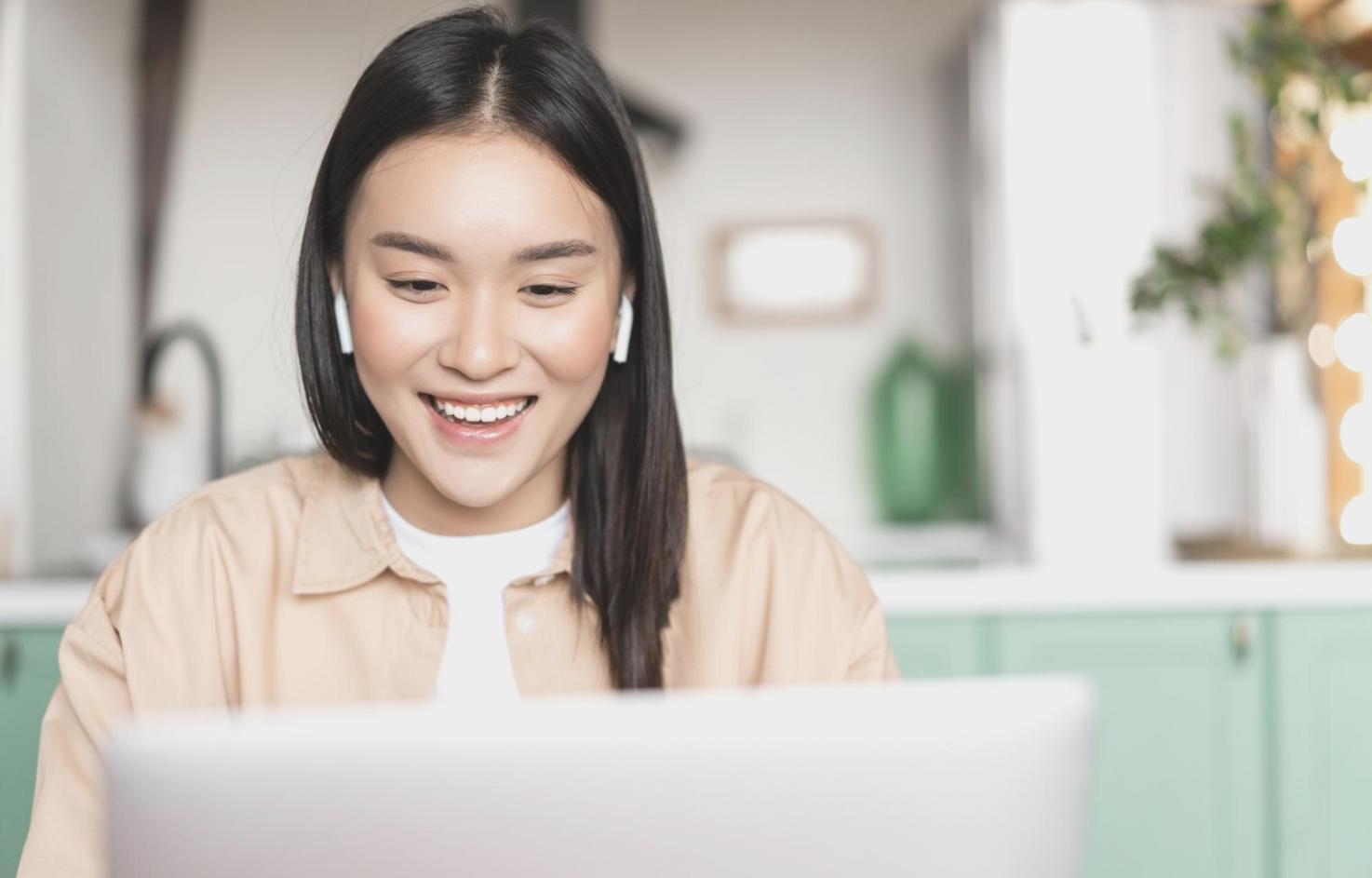 Detailed stock market technical analysis on multiple monitors